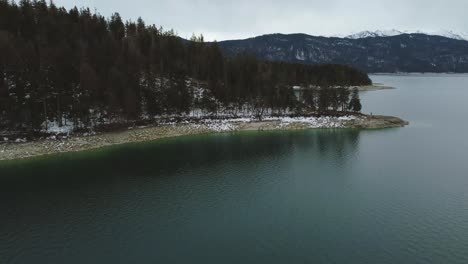 Malerischer-Luftblick-Auf-Bayerns-Berühmten-Walchensee-Mit-Seinem-Besonders-Blauen-Wasser-Und-Den-Inseln-In-Der-Ländlichen-Bayerischen-Landschaft-Mit-Einem-Wunderschönen-Blauen-Himmel-Und-Den-Alpenbergen-Im-Hintergrund