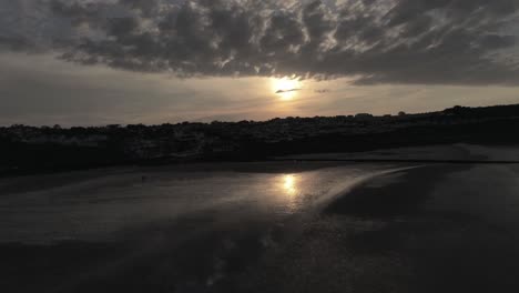 Abend-Bewölkt-Golden-Sonnenuntergang-Farben-über-Benllech-Strand-Silhouette-Küste-Anglesey-Luftaufnahme-Ultra-Langsam-Links