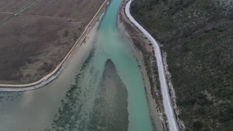 Hermoso-Drone-Aéreo-4k-Río-Rasa-Aguas-Poco-Profundas-Trget,-Croacia