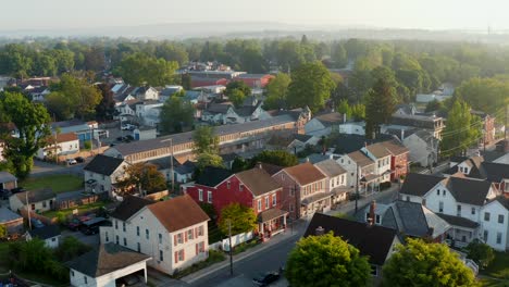 Descending-aerial-reveals-American-homes-in-small-town-in-America,-USA
