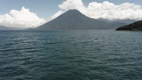 Lago-Atitlán-Y-Volcán-San-Pedro-En-El-Fondo,-Guatemala