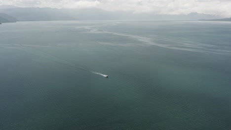 Vogelperspektive-Auf-Das-Boot,-Das-Um-Den-Kratersee-Von-Atitlan-In-Guatemala-Fährt