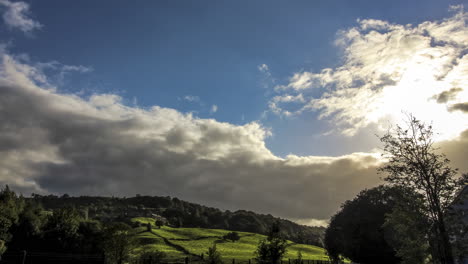 Typische-Englische-Landschaft,-Sanfte-Hügel,-Bäume-Und-Epische-Wolken