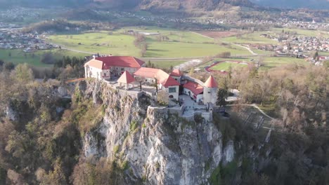 Lago-Sangrado-Con-Castillo,-Eslovenia,-Europa