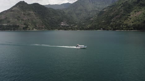 Vista-Aérea-De-La-Lancha-Rápida-Que-Pasa-Por-El-Lago-Atitlán-En-Guatemala---Disparo-De-Drones