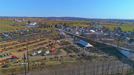 Una-Vista-Aérea-De-Una-Venta-De-Lodo-Amish-En-Pensilvania-Vendiendo-Productos-Amish-En-Un-Día-Soleado