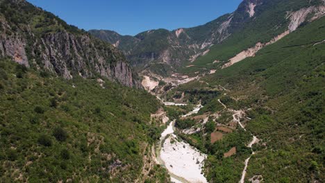 Schönes-Tal-Mit-Flussströmen-Zwischen-Bergen-Mit-üppiger-Vegetation-In-Albanien