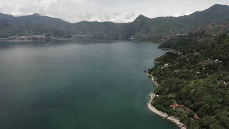 Vista-Panorámica-Del-Lago-De-Atitlán-En-Guatemala---Toma-Aérea-De-Drones