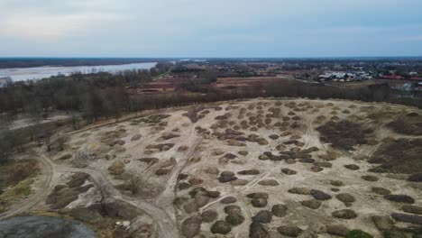Luftüberführung-Sandbergbaugebiet-In-Polen-Bei-Bewölktem-Tag-Und-Weichsel-Im-Hintergrund,-Polen