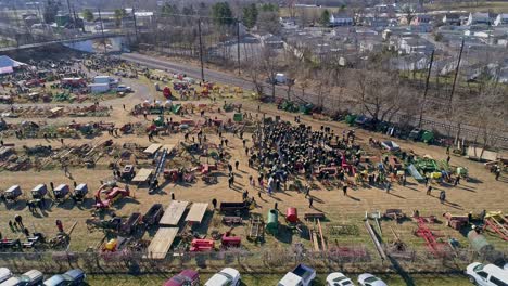 Eine-Luftaufnahme-Eines-Amischen-Schlammverkaufs-In-Pennsylvania,-Der-An-Einem-Sonnigen-Tag-Amische-Produkte-Verkauft