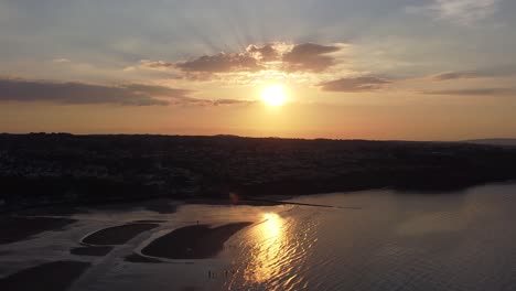 Goldene-Himmlische-Sonnenuntergangsstrahlen-Luftaufnahme-Reflektiert-über-Romantische-Exotische-Strandküstenlinie-Driften-Nach-Rechts