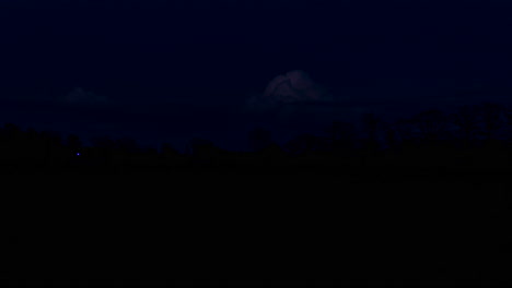 Zeitraffer-Von-Tag-Zu-Nacht-Mit-Bunten-Wolken-In-Einer-Typisch-Holländischen-Ländlichen-Gegend