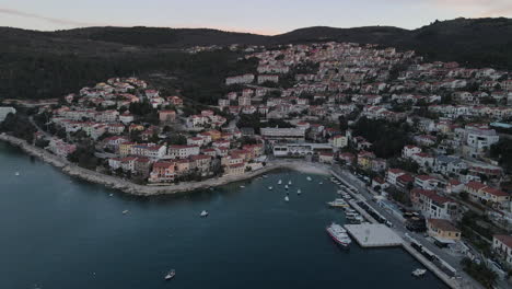 Hermosa-Antena-De-Rabac,-Kvarner-Bay-Al-Atardecer-En-Istria,-Croacia