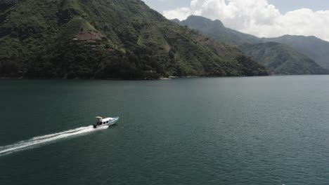 Motorboot,-Das-Kielwasser-Erzeugt,-Während-Es-über-Den-Atitlan-See-In-Guatemala-Rast