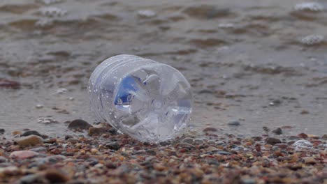 Botella-De-Plástico-Junto-Al-Mar