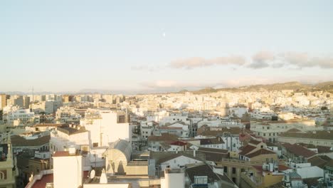 Hermoso-Paisaje-Urbano-De-La-Iluminación-De-La-Ciudad-De-Málaga-Durante-El-Amanecer-En-La-Mañana