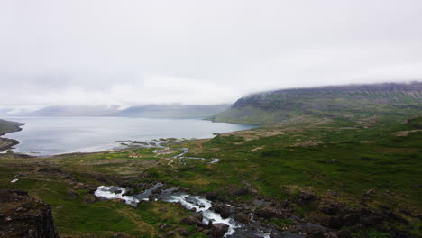 Majestätischer-Natürlicher-Fjord-Mit-Bergwasserfall-ablauffluss-In-Island