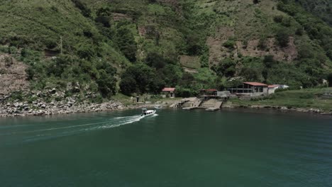 Muelles-De-Lanchas-Rápidas-En-El-Embarcadero-Del-Lago-Atitlán,-Guatemala