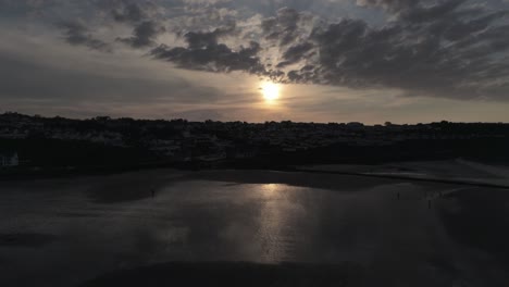 Abend-Bewölkt-Goldene-Sonnenuntergang-Farben-über-Benllech-Strand-Silhouette-Küstenlinie-Anglesey-Luft-Langsam-Sinkende-Ansicht