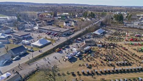 Eine-Luftaufnahme-Eines-Amischen-Schlammverkaufs-In-Pennsylvania,-Der-An-Einem-Sonnigen-Tag-Amische-Produkte-Verkauft
