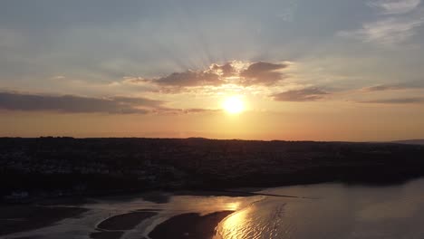 Goldene-Himmlische-Sonnenuntergangsstrahlen-Luftaufnahme-Reflektiert-über-Romantischer-Exotischer-Strand-Küstenlinie-Langsam-Rechts-Umkreisen