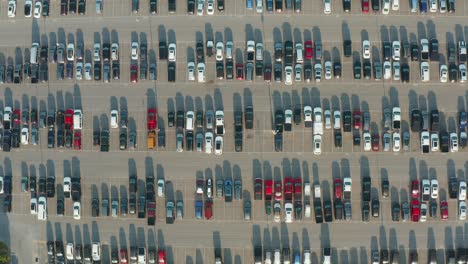 Birds-eye-aerial-view-of-hundreds-of-cars-in-parking-lot-in-USA,-United-States-of-America