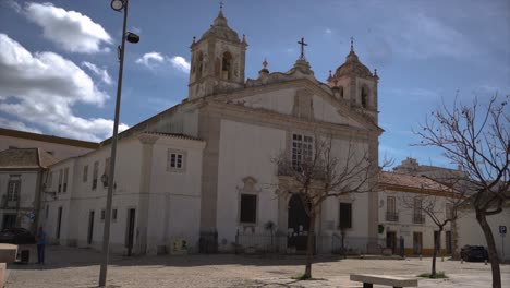 Kirche-Von-Santa-Maria-De-Lagos-Auf-Dem-Altstädter-Platz-In-Der-Algarve,-Portugal---Panoramischer-Schwenk