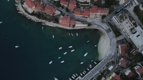 Overhead-Antenne-Von-Booten-In-Der-Kvarner-Bucht,-Rabac,-Istrien,-Kroatien