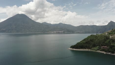 Luftaufnahme-über-Ruhigen-Wassern-Des-Atitlan-sees-In-Guatemala