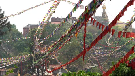 Ketten-Von-Gebetsfahnen,-Die-An-Einem-Buddhistischen-Tempel-In-Nepal-Aufgehängt-Wurden