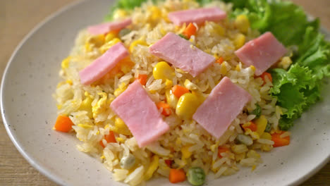 Hausgemachter-Gebratener-Reis-Mit-Schinken-Und-Gemischtem-Gemüse