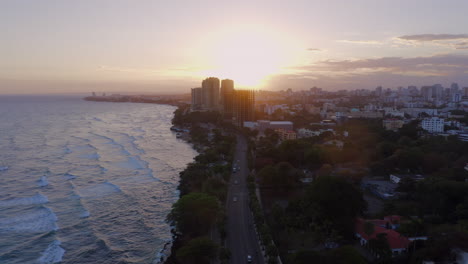 Luftdrohnen-Panoramablick-Auf-Die-Malecon-Promenade-Bei-Sonnenuntergang,-Santo-Domingo