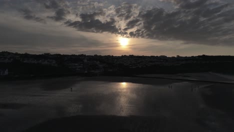 Abend-Bewölkt-Golden-Sonnenuntergang-Farben-über-Benllech-Strand-Silhouette-Küste-Anglesey-Luftbild-Langsam-Steigend-Nach-Vorn