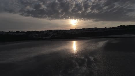 Abend-Bewölkt-Golden-Sonnenuntergang-Farben-über-Benllech-Strand-Silhouette-Küste-Anglesey-Luftbild-Langsam-Zurückziehen