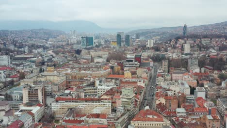 Majestätisches-Stadtbild-Auf-Sarajevo-Im-Morgennebel