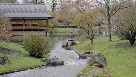 Traditionelle-Zeremonie-Teehaus-Im-Japanischen-Garten---Weitwinkel