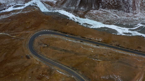 Car-Drives-Through-The-Curve-In-Karakoram-Highway-In-Pakistan