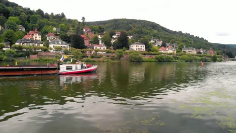 Boat-sailing-in-the-city-of-Heidelberg,-Germany