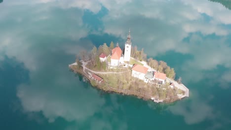 Rotating-around-island-on-lake-Bled