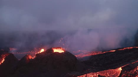 Río-Rojo-Brillante-De-Roca-Fundida-Que-Fluye-De-Los-Volcanes-Geldingadalur-En-Islandia--antena