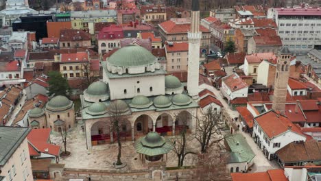 Mezquita-De-Sarajevo-En-El-Centro-De-La-Ciudad,-Capital-De-Bosnia-Y-Herzegovina,-Antena-4k
