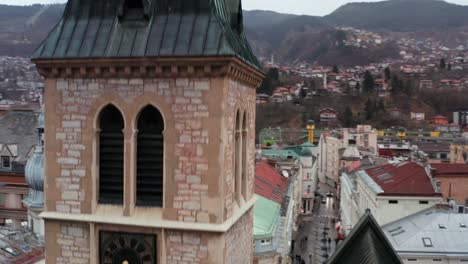 Torre-Del-Reloj-De-La-Catedral-Católica-Del-Sagrado-Corazón-Con-Sarajevo