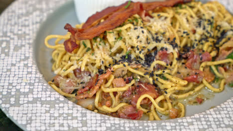 Spaghetti-Aglio-E-Olio-With-Bacon---Espaguetis-Salteados-Con-Ajo,-Aceite-De-Oliva,-Perejil,-Queso-Parmigiano-reggiano-Salteado-Y-Bacon