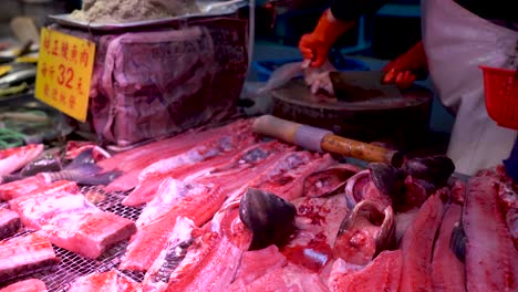 Seafood-Butcher-Cutting-Fish-in-Asian-Seafood-Wet-Fish-Market,-Dead-Cut-Up-Fish