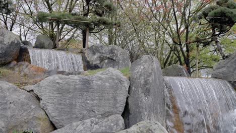 Japanischer-Wasserfall-Im-Größten-Japanischen-Garten-Europas-In-Hasselt,-Belgien