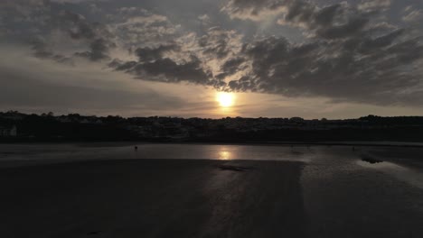 Abend-Bewölkt-Golden-Sonnenuntergang-Farben-über-Benllech-Strand-Silhouette-Küste-Anglesey-Luftbild-Langsam-Steigend