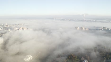 Drohnenaufnahme-Von-Chisinau,-Moldawien,-Bedeckt-Von-Nebel,-Staub-Und-Luftverschmutzung