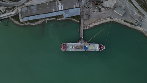 4K-Containerschiff-Mit-Drohne-Aus-Der-Luft,-Das-Im-Hafen-Raša-Rasa-In-Trget-Angedockt-Ist