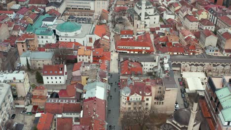 Calles-De-Sarajevo-En-El-Centro-De-La-Ciudad,-Capital-De-Bosnia-Y-Herzegovina,-Vista-Aérea