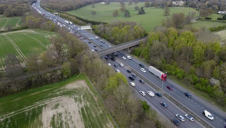 Autobahn-M11-Starker-Verkehr-Essex-UK-Drohnenaufnahmen-4k